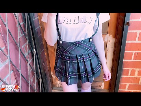 ❤️ Msichana wa shule Ananyonya Dick yake kwa kina na kutombana badala ya madarasa. Video ya ngono ️❤