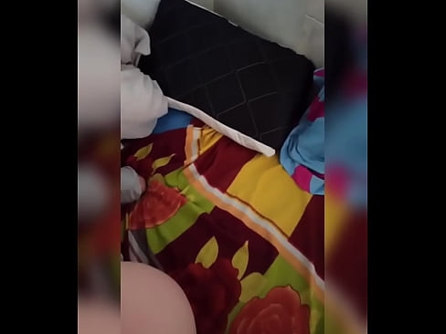 ❤️ Mwenzangu anakaa peke yake nyumbani kwa sababu mume wake anaenda likizo na mimi huchukua nafasi hiyo kumlamba na kumjaza maziwa. Video ya ngono ️❤