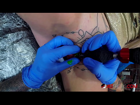 ❤️ Mrembo mwenye tatoo nyingi sana Sully Savage alijichora tattoo kwenye kisimi chake Video ya ngono ️❤