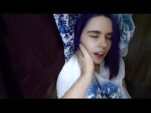 ❤️ Nilimkuta dada yangu chumbani na kumsaidia cum Video ya ngono ️❤